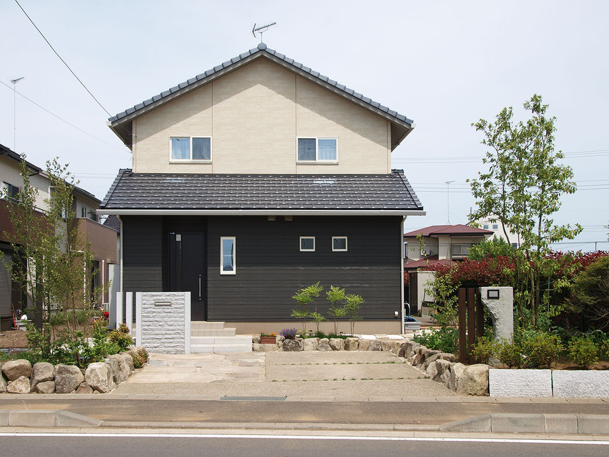 石積みの花壇と門柱