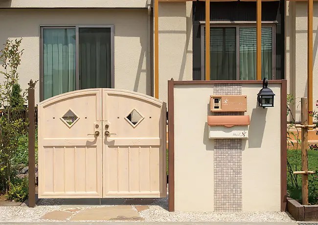 門柱に壁掛けのポスト