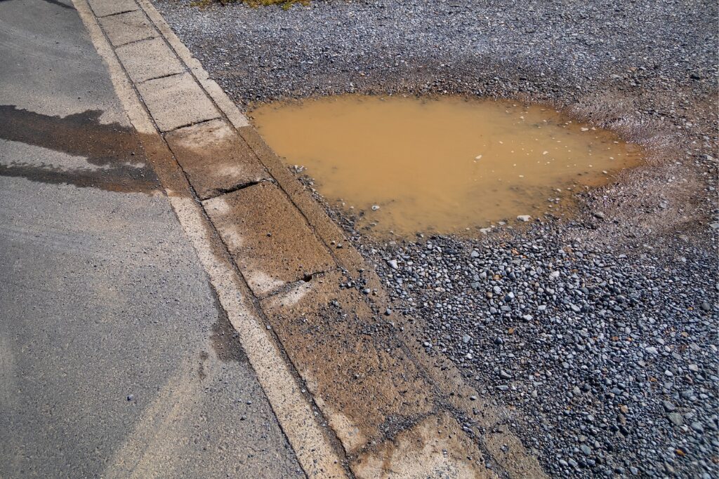 駐車場に水たまりができる原因