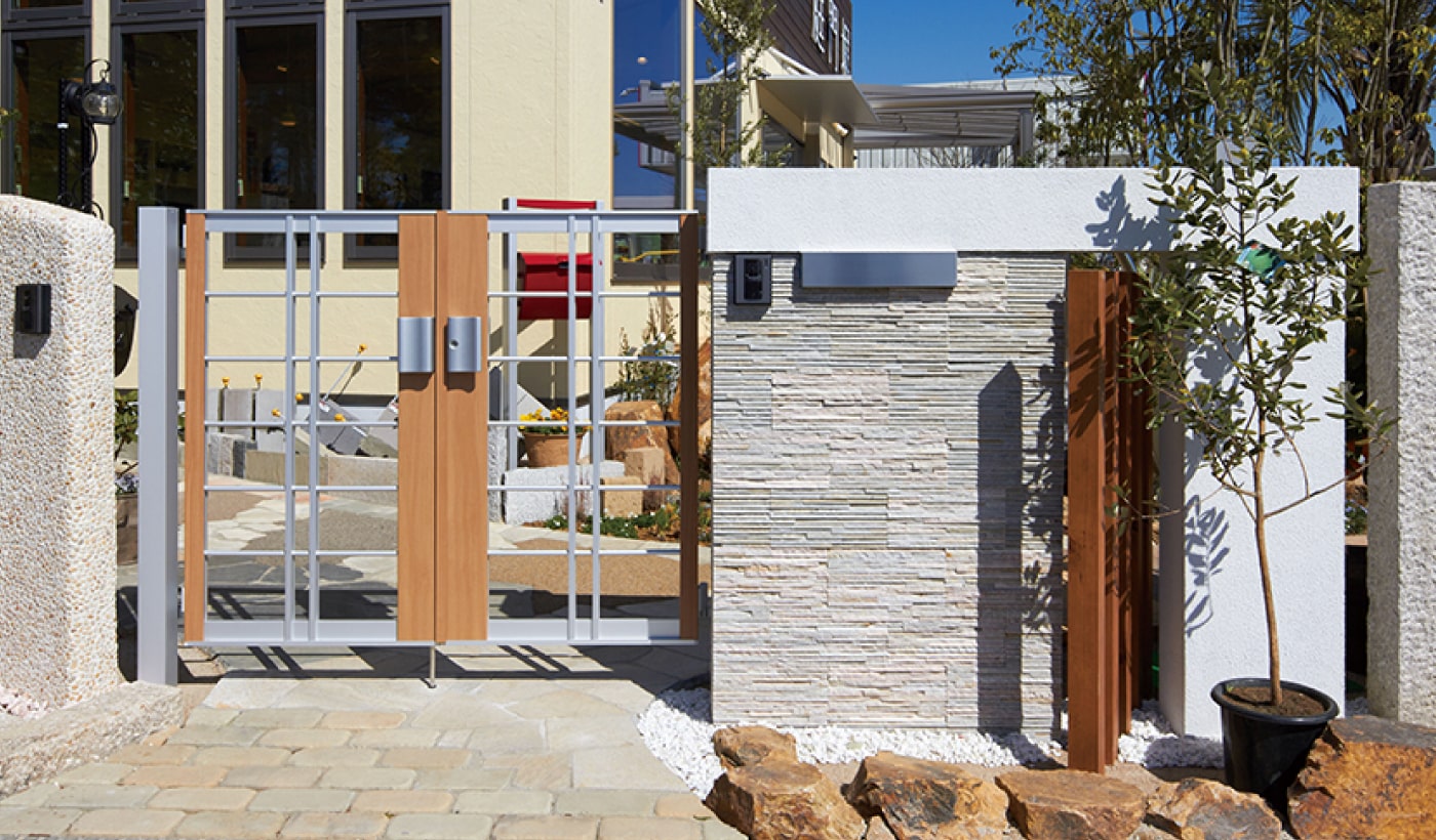 鍵付き門扉とインターホン付き門柱