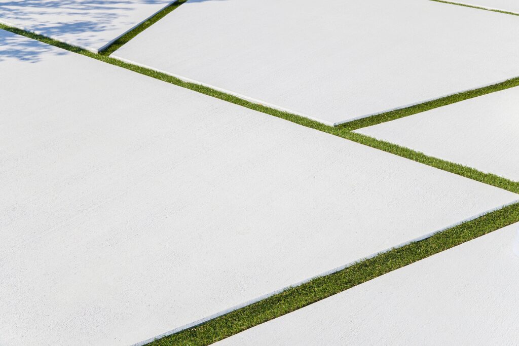 防草シート＋人工芝の目地で雑草対策