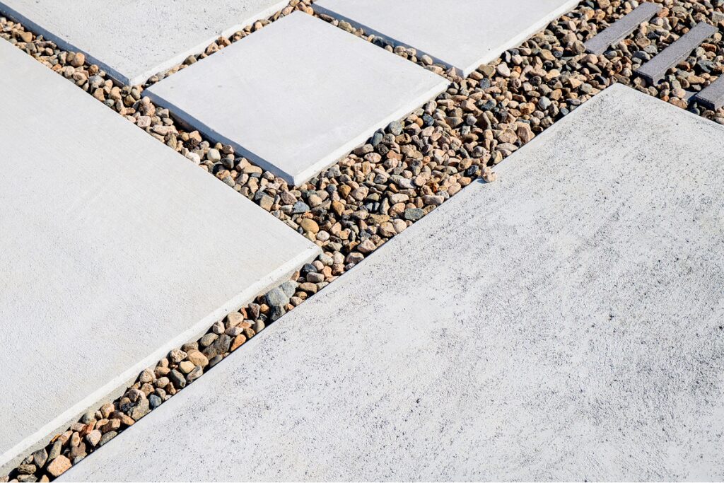 雑草が生えやすい砂利目地