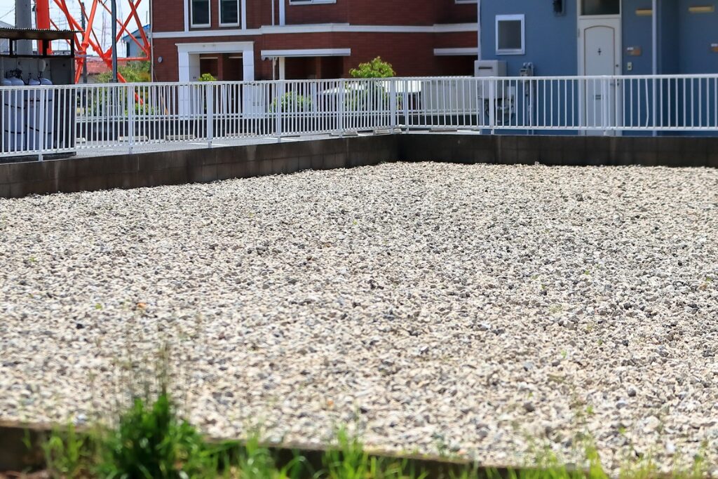 雑草が生えにくい状態の空き地